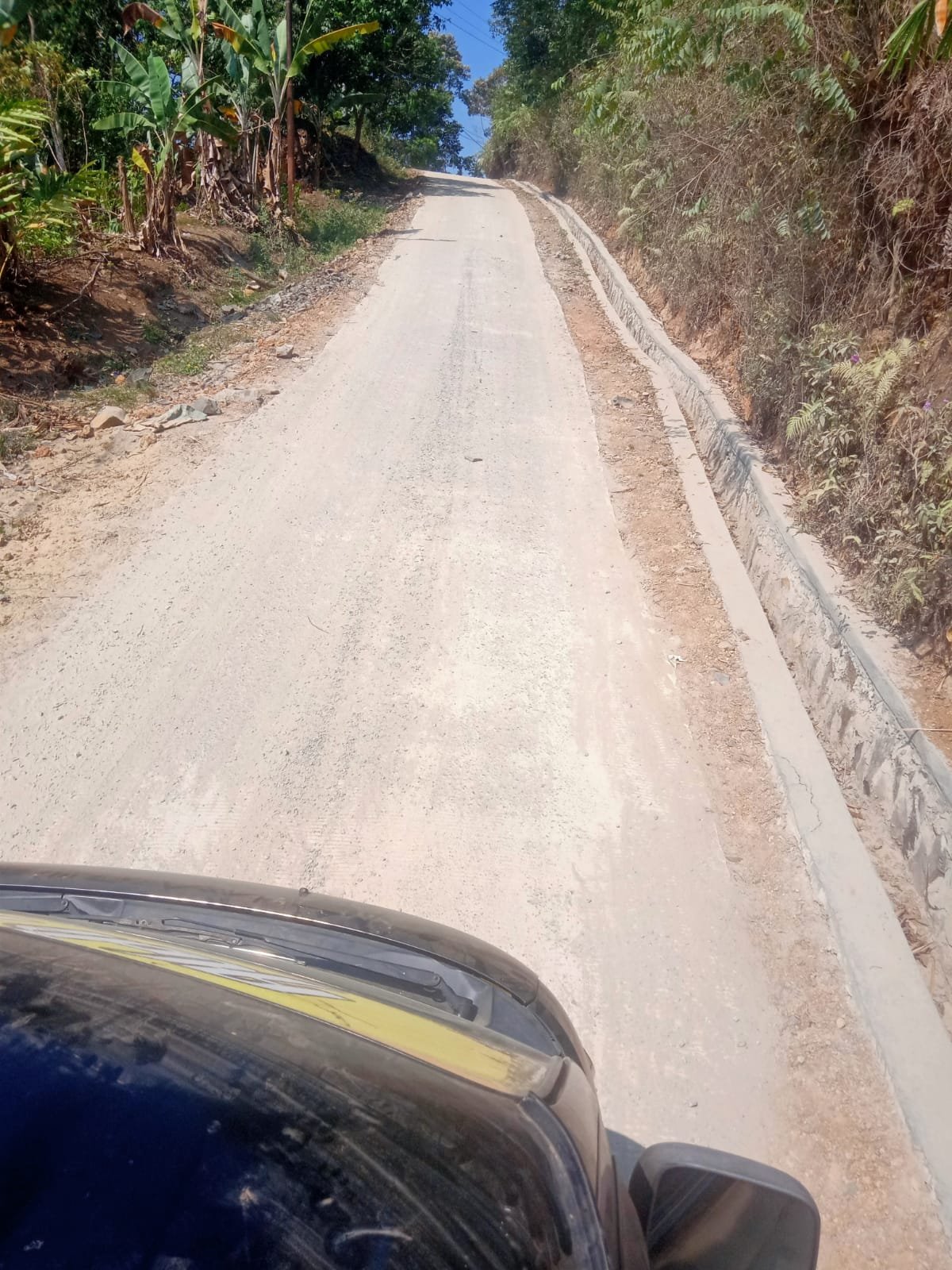 Jalan Beton di Kampung Tanjakan Kencud Kebon Cau,  Baru dibangn Sudah Rusak: Warga Minta Pemkab Lebak Turun Tangan