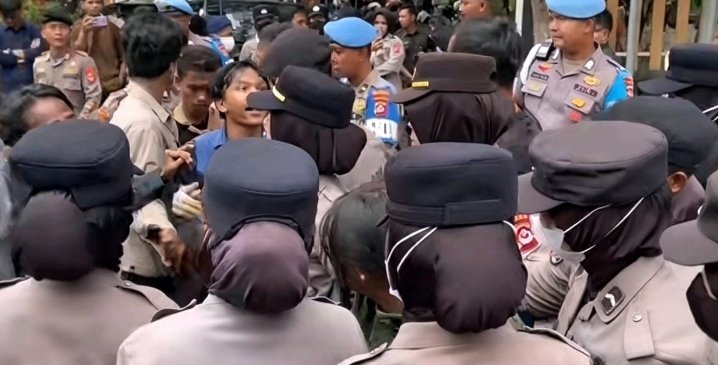 Hendak Sampaikan Aspirasi, Mahasiswa Terobos Masuk Gedung DPRD Banten Saat Sidang Paripurna HUT ke-26